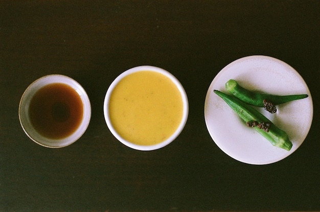 Photo délicieux gombo poché avec deux sauces dans trois plats