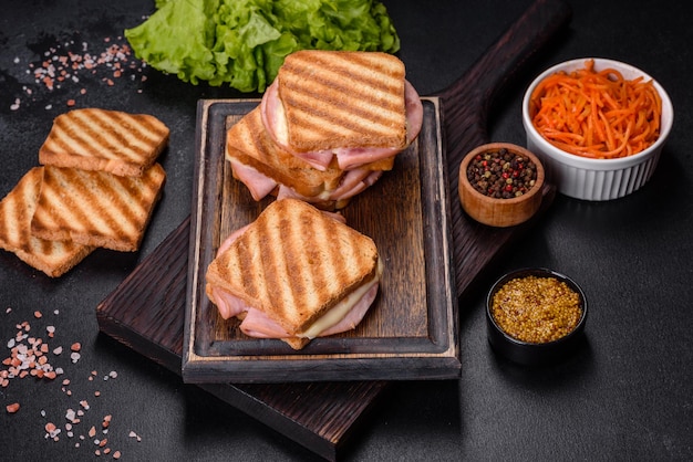 Délicieux grillades de pain grillé frais avec du fromage et du jambon Sandwichs collation rapide