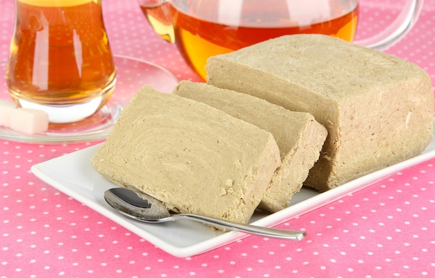 Délicieux halva avec du thé sur la table en gros plan