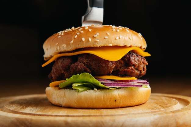 Délicieux hamburger de boeuf avec couteau