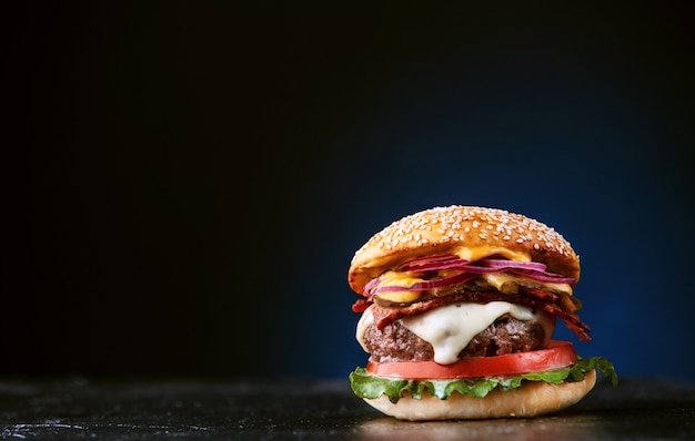 Délicieux hamburger fait maison frais sur une table en bois