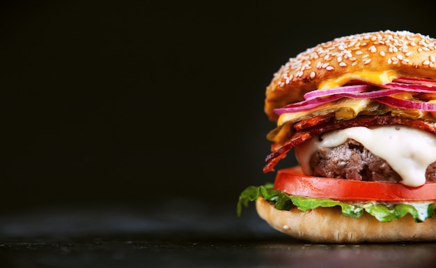 Délicieux hamburger fait maison frais sur une table en bois