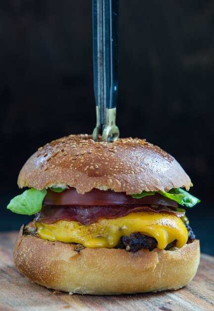 Délicieux hamburger fait maison sur noir