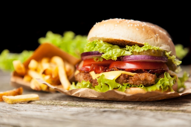 Délicieux hamburger et frites