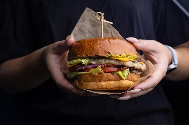 Délicieux hamburger avec laitue escalope sauce tomate oignon gros plan