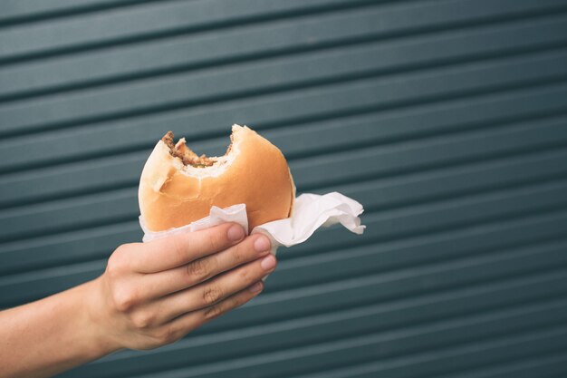 Délicieux hamburger à la main