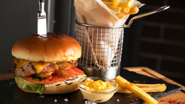 Délicieux hamburger à la viande avec des frites.