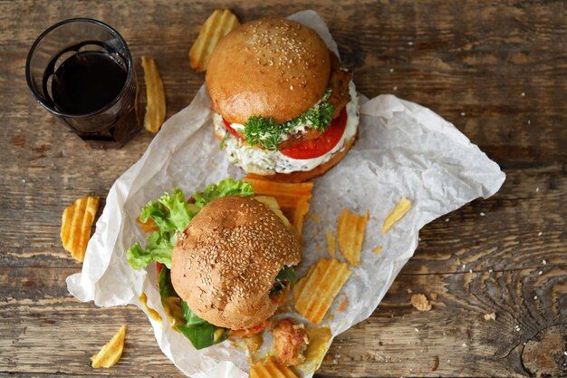 Délicieux hamburgers de dinde sur la table