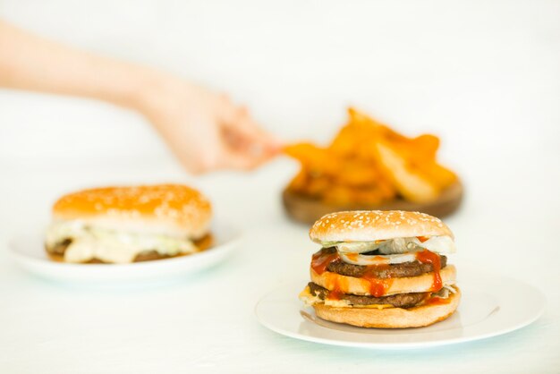 Délicieux hamburgers sur le grill livraison FOOD