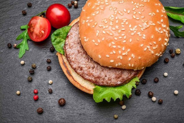 Délicieux hamburgers grillés faits maison avec du bœuf.