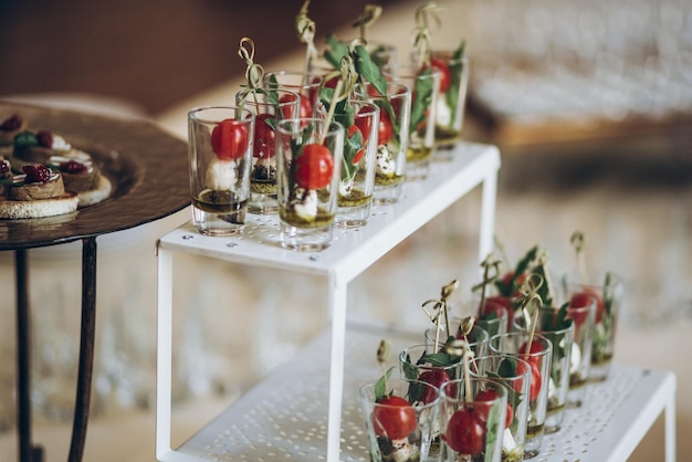 Délicieux Hors-d'œuvre Avec Tomates Et Fromage En Verre Sur Assiette Sur Table à La Réception De Mariage Restauration De Luxe Lors De Célébrations