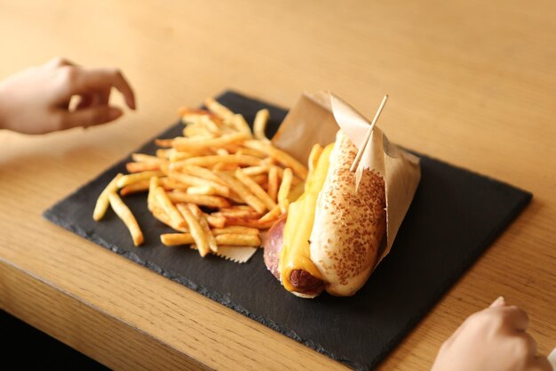 Délicieux hot-dog fait maison sur la table avec des frites