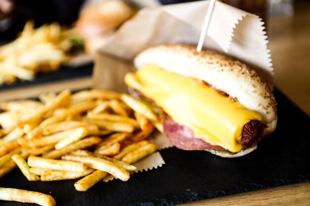 Délicieux hot-dog fait maison sur la table avec des frites