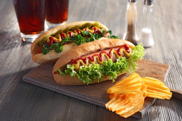 Délicieux hot-dog avec frites sur fond de bois