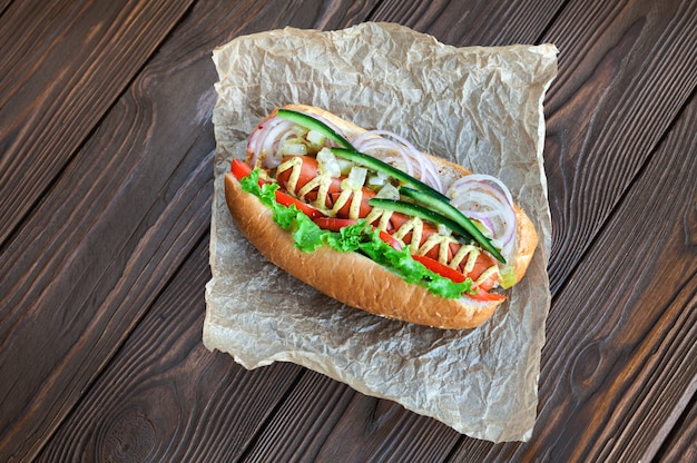 Délicieux hot-dog avec saucisse et légumes