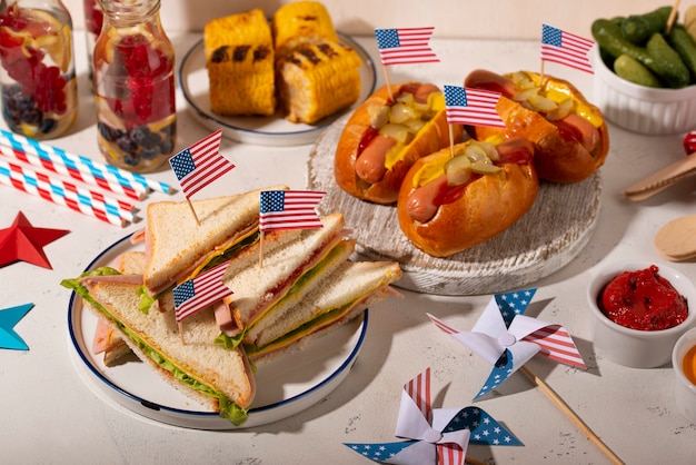 Photo de délicieux hot-dogs pour la fête du travail aux états-unis