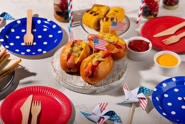 Photo de délicieux hot-dogs pour la fête du travail aux états-unis