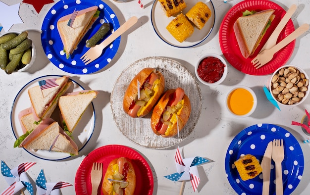 Photo de délicieux hot-dogs pour la fête du travail aux états-unis