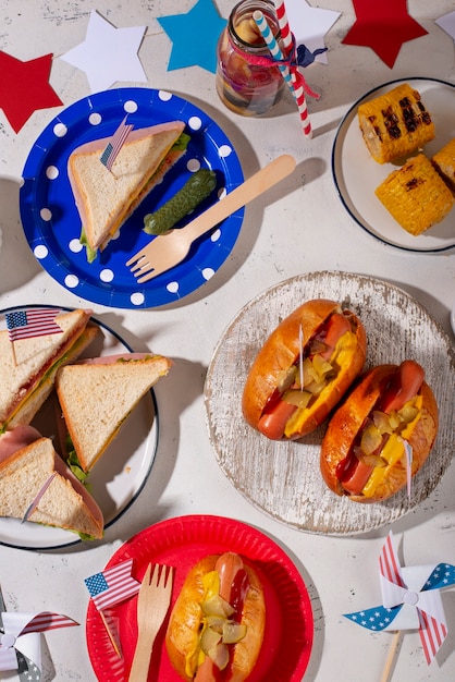 Photo de délicieux hot-dogs pour la fête du travail aux états-unis