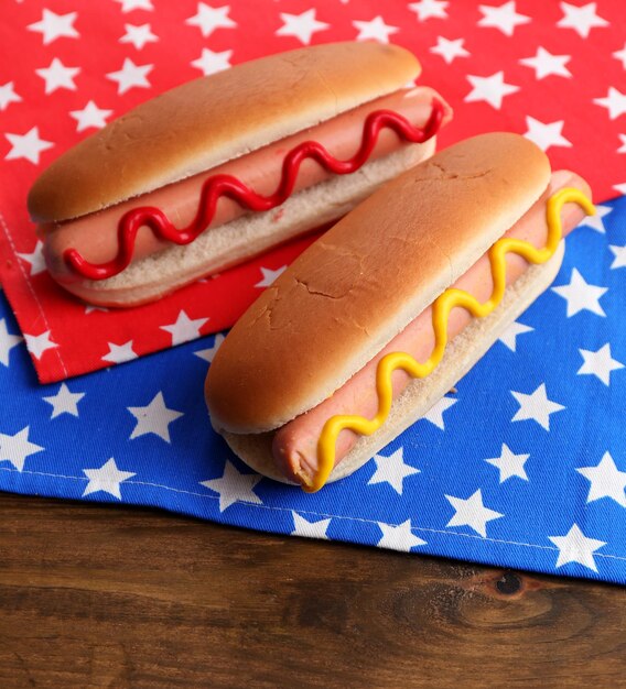 De délicieux hot-dogs sur une serviette avec des étoiles