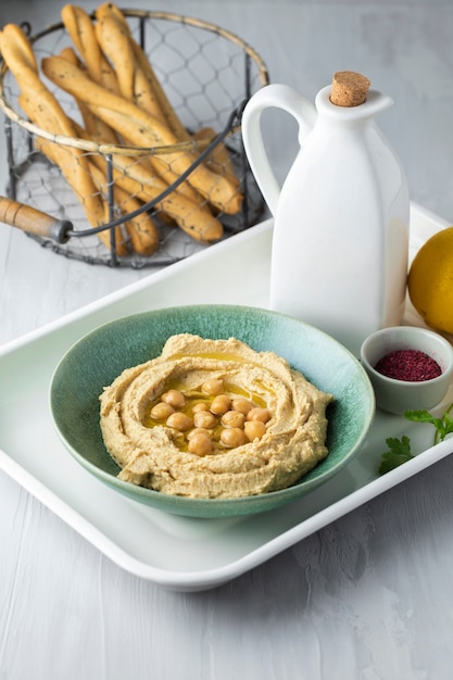 Photo délicieux houmous à angle élevé sur assiette