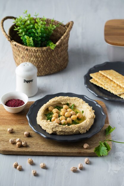 Photo délicieux houmous sur assiette à angle élevé