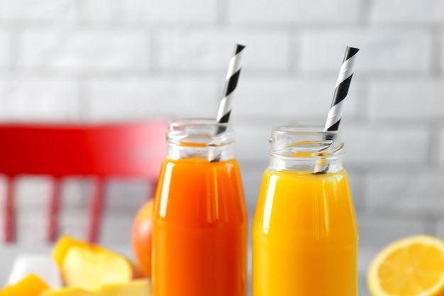 Délicieux jus en bouteilles et gros plan de fruits