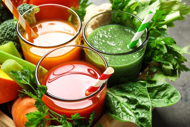 Délicieux jus de légumes et ingrédients frais sur la vue rapprochée de la table