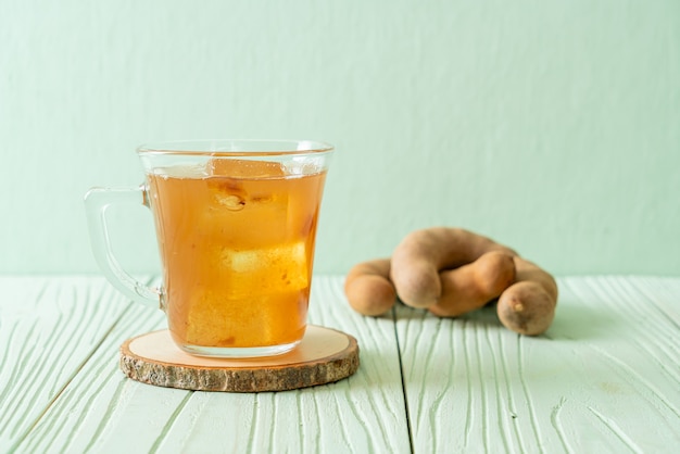 Délicieux jus de tamarin de boisson sucrée et glaçon - style de boisson saine