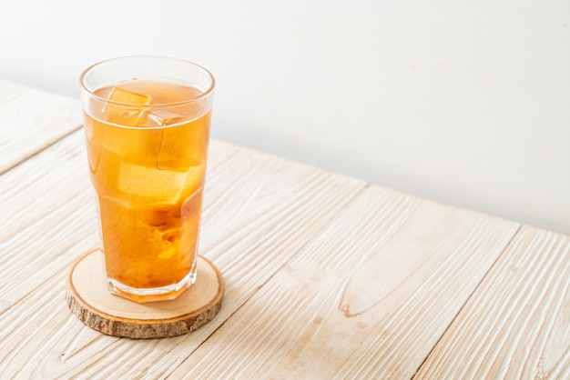 Délicieux jus de tamarin de boisson sucrée et glaçon - style de boisson saine