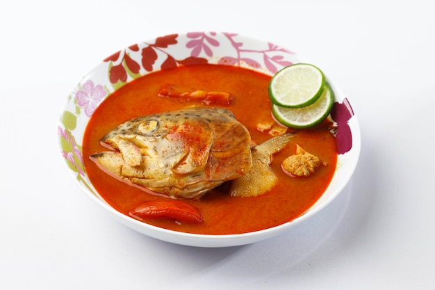 Délicieux King Fish Head curry aigre-doux cuit