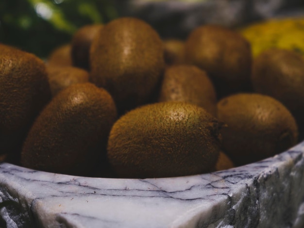 Délicieux kiwis dans l'assiette