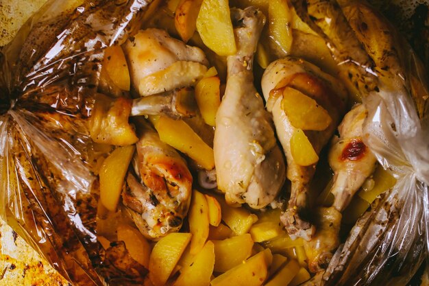 Délicieux lapin cuit au four avec pommes de terre et carottes dans un traitement de photo vintage de style rustique