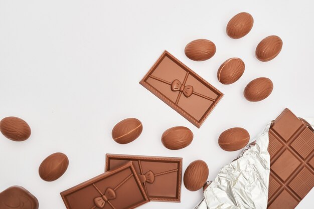 Délicieux lapin de Pâques au chocolat et oeufs. Concept de Joyeuses Pâques. Chocolat. Barres de chocolat et bonbons de Pâques