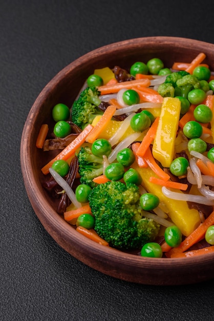 Délicieux légumes cuits à la vapeur brocoli champignons pois carottes et oignons