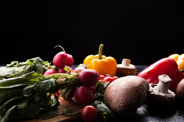 Délicieux légumes frais sur fond de bois foncé en image rapprochée