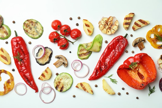 Délicieux légumes grillés sur blanc, vue du dessus