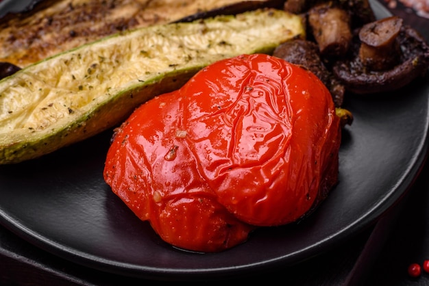 Photo délicieux légumes grillés courgettes aubergines poivrons et champignons avec sel épices et herbes