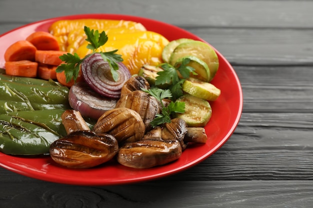 De délicieux légumes grillés sur une table en bois gris gros plan