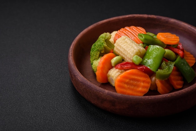 Délicieux légumes sains carottes cuites à la vapeur brocoli asperges haricots