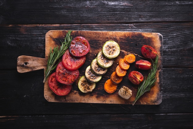 Délicieux légumes sur la table, cuire sur le gril