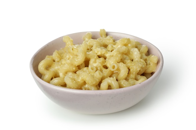 Délicieux macaroni au fromage isolé sur fond blanc