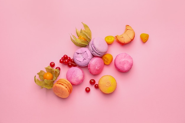 Délicieux macarons aux fruits sur fond de couleur