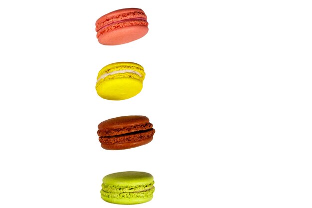 Délicieux macarons colorés isolés sur fond blanc