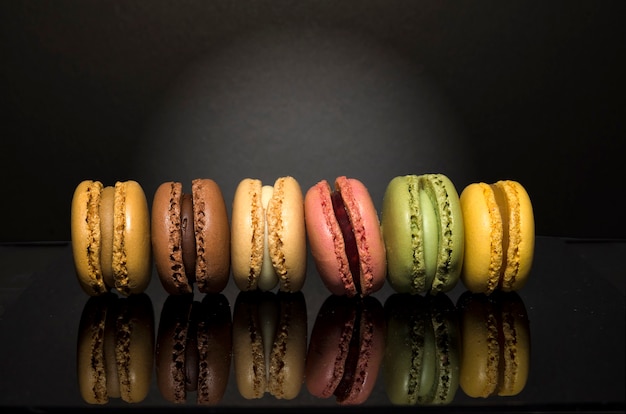 Délicieux macarons colorés sucrés