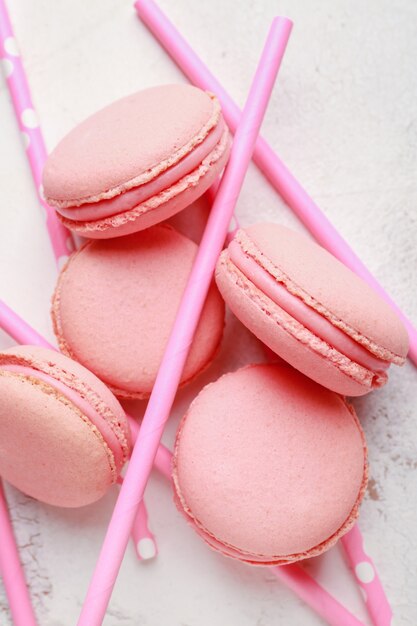 Délicieux macarons sur fond blanc