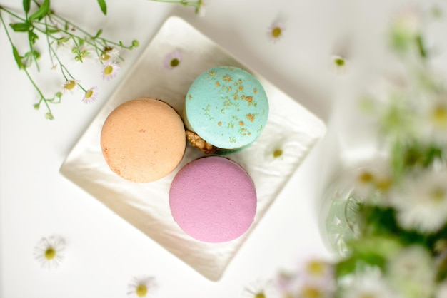 Délicieux macarons frais avec remplissage sur un fond en bois clair