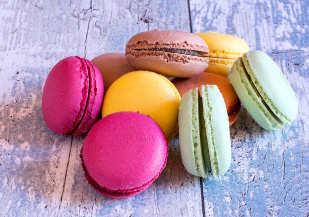 Délicieux macarons français sur table en bois