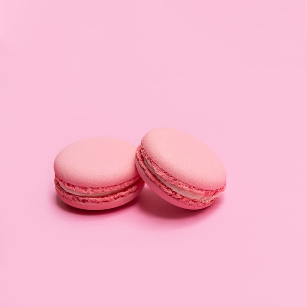 Délicieux macarons roses français