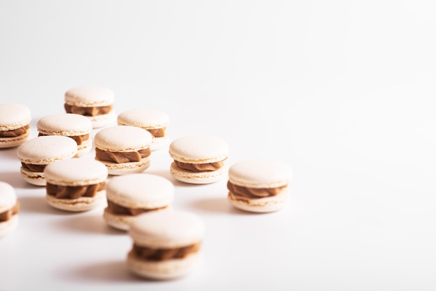 Délicieux macarons sucrés Macarons sur fond blanc Copiez l'espace